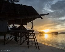 sundet sur la plage sous la maison w